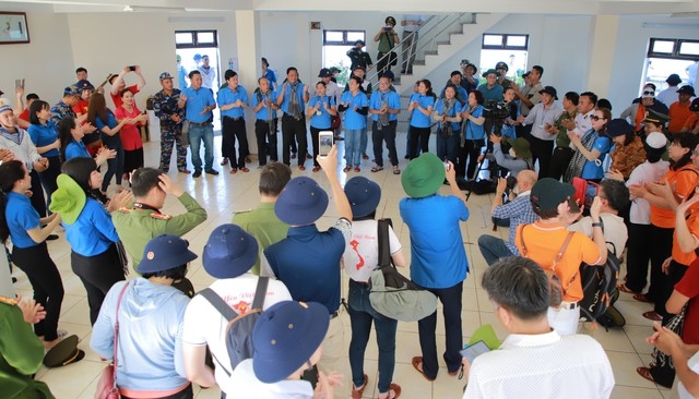 Hải trình thăm Trường Sa và Nhà giàn DK1 12: Bài 1: Nhớ sóng Trường Sa