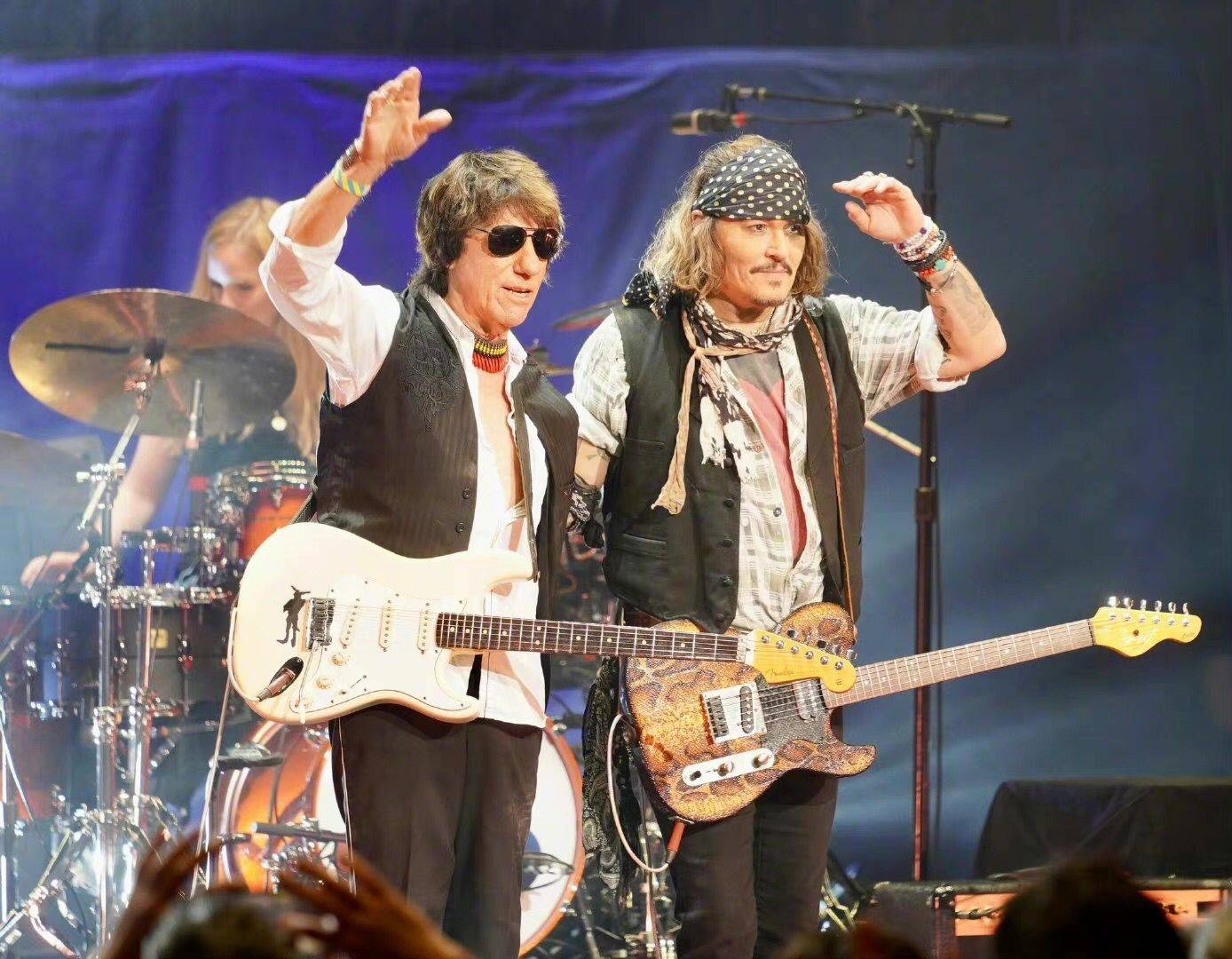 Johnny Depp trở lại sân khấu sau khi thắng kiện, vợ cũ Amber phá sản