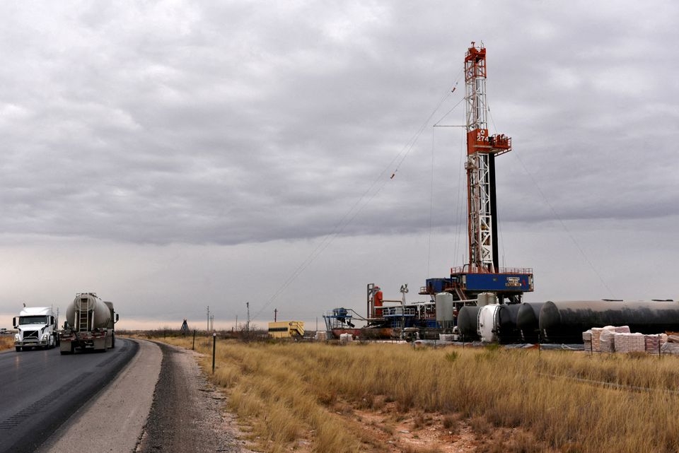 Giá dầu tạm thời giảm xuống theo thỏa thuận của OPEC+