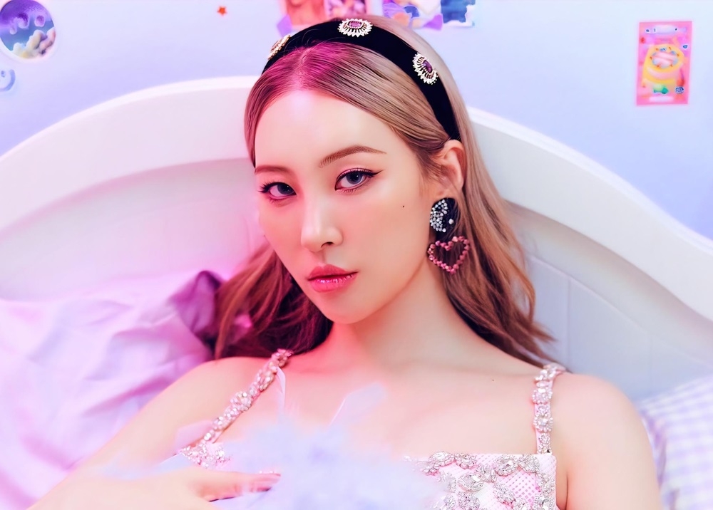 Sao Hàn hôm nay 8/6: Lisa (BLACKPINK) bất ngờ “vén tóc mái tiền tỷ” tại sự kiện của Bvlgari