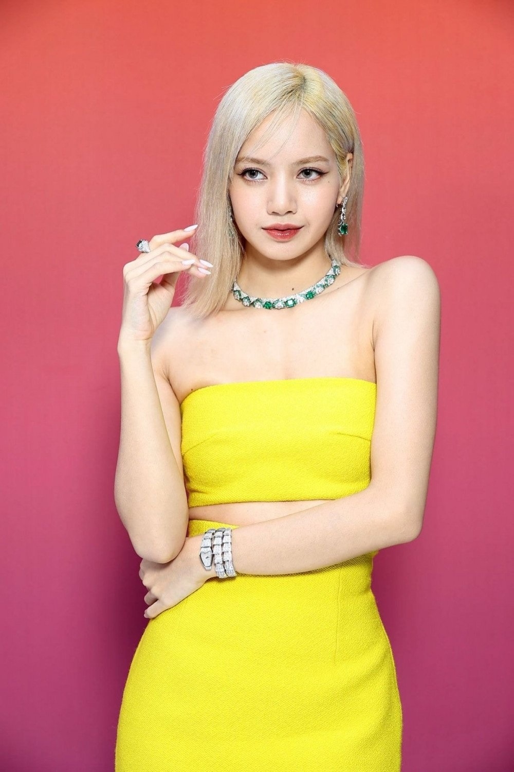 Sao Hàn hôm nay 8/6: Lisa (BLACKPINK) bất ngờ “vén tóc mái tiền tỷ” tại sự kiện của Bvlgari