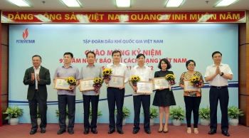 Petrovietnam trao tặng Kỷ niệm chương "Vì sự nghiệp Dầu khí" cho các nhà quản lý báo chí, nhà báo