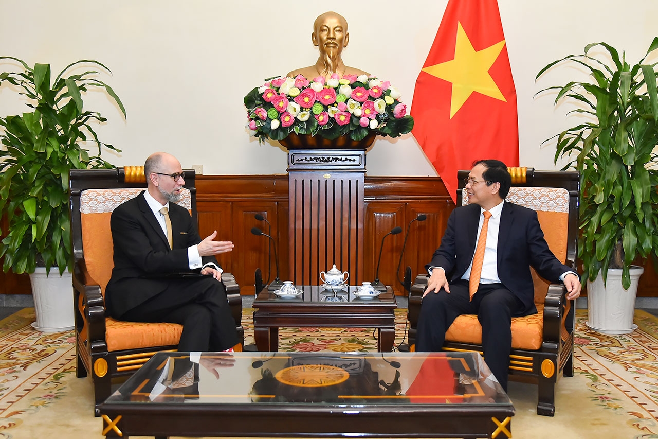 Bộ trưởng Ngoại giao Bùi Thanh Sơn tiếp Đại sứ Canada tại Việt Nam Shawn Steil