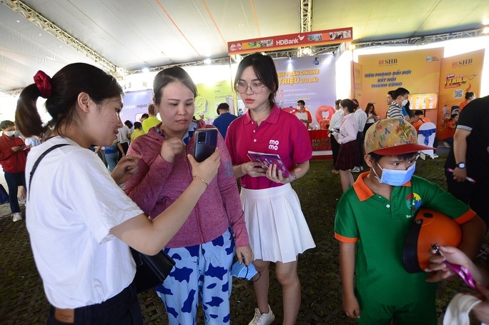 Khách thành cài đặt app và trải nghiệm ứng dụng của ví MoMo tại sự kiện