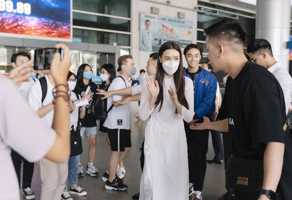 Hoa hậu Hoàn vũ Thái Lan 2020 duyên dáng trong tà áo dài Việt Nam Hoa hậu Hoàn vũ Thái Lan 2020 duyên dáng trong tà áo dài Việt Nam