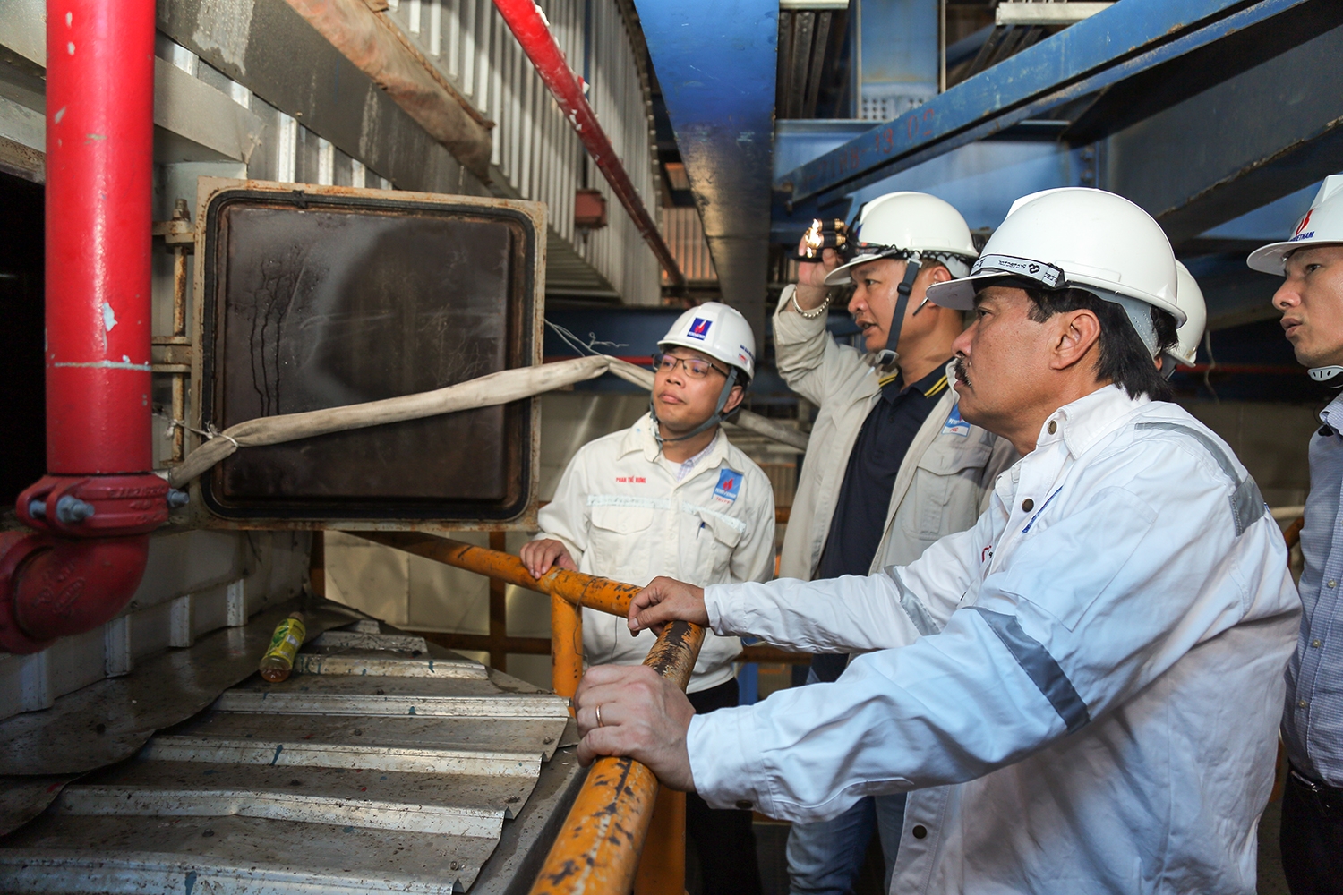 Lãnh đạo Petrovietnam kiểm tra tiến độ mốc đốt than lần đầu Tổ máy số 1 NMNĐ Thái Bình 2