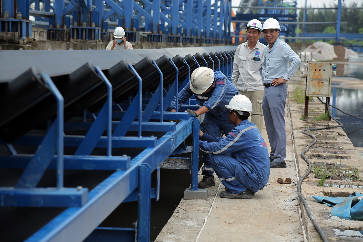 Lãnh đạo Petrovietnam kiểm tra tiến độ mốc đốt than lần đầu Tổ máy số 1 NMNĐ Thái Bình 2
