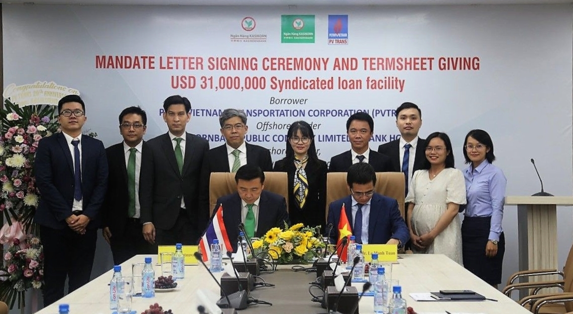 Ông Lê Mạnh Tuấn - Phó Tổng Giám Đốc Tổng công ty PVTrans và ông Suwat Techawatanawana - Phó Tổng Giám đốc thứ I KBank Thái Lan ký kết tài trợ tín dụng các Dự án đầu tư tàu của PVTrans 