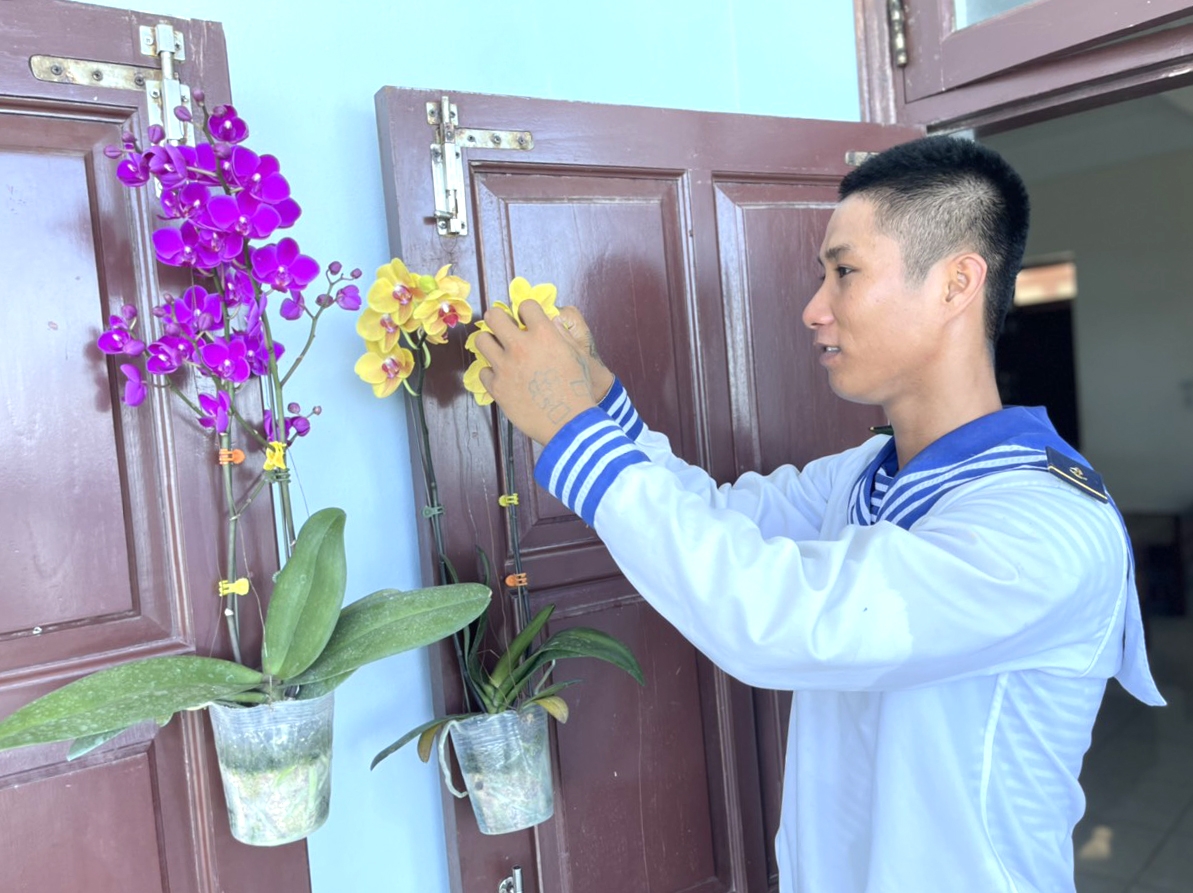 Những bông hoa trên sóng Trường Sa