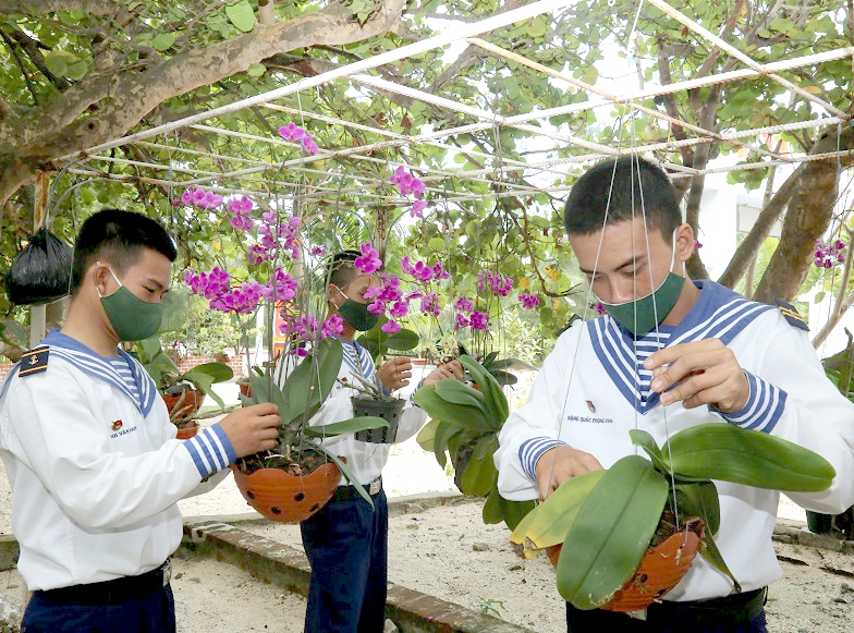 Những bông hoa trên sóng Trường Sa