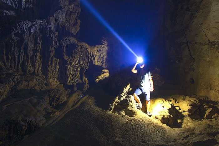 Vẻ đẹp kỳ ảo của hang Gió