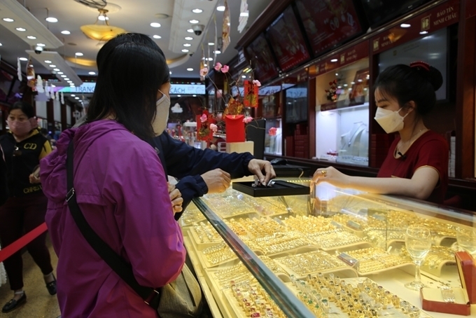 Giá vàng hôm nay (24/3): Fed sẽ dừng tăng suất, lo ngại bất ổn, giá vàng tăng vọt