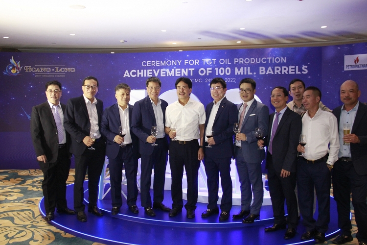 Hoàng Long JOC tổ chức lễ kỷ niệm đạt sản lượng 100 triệu thùng dầu Hoàng Long JOC tổ chức lễ kỷ niệm đạt sản lượng 100 triệu thùng dầu