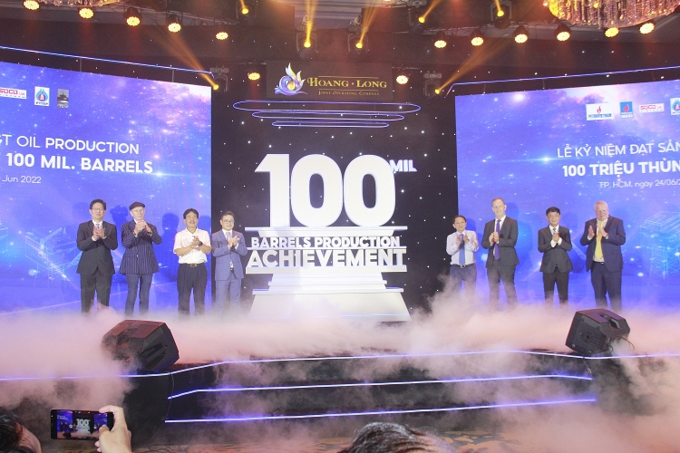 Hoàng Long JOC tổ chức lễ kỷ niệm đạt sản lượng 100 triệu thùng dầu