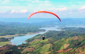 Đắk Nông lần đầu tiên tổ chức bay dù lượn trên Khu du lịch Tà Đùng