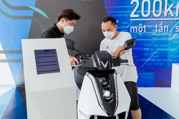 Chán cảnh giá xăng tăng, xe đội giá, người dùng tìm mua xe máy điện VinFast