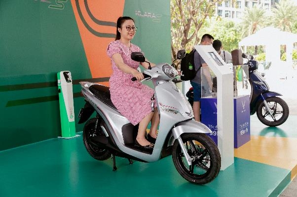 Chán cảnh giá xăng tăng, xe đội giá, người dùng tìm mua xe máy điện VinFast