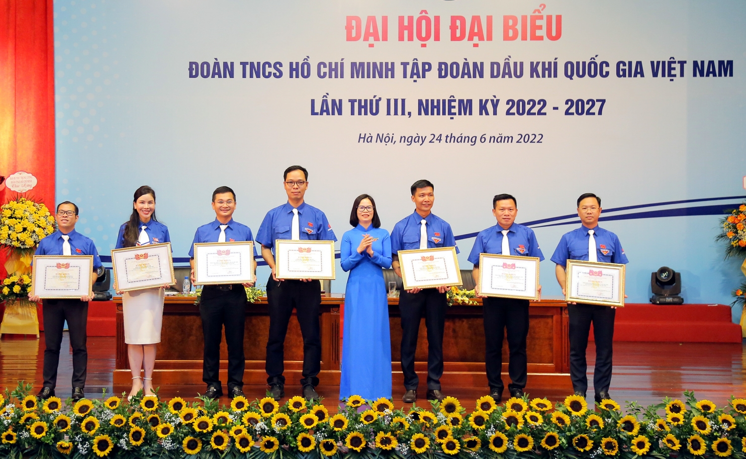 Đoàn khối DNTW trao Bằng khen cho các cơ sở đoàn Tập đoàn vì thành tích xuất sắc trong công tác đoàn và phong trào thanh niên giai đoạn 2017-2021