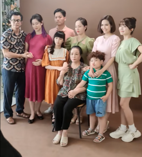 Sao Việt hôm nay 2/7: Xôn xao ảnh hậu trường tập cuối "Thương ngày nắng về", Hồng Đăng không có mặt?