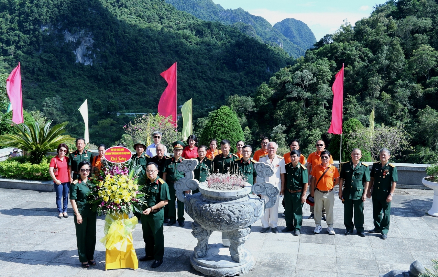 Hội CCB Cơ quan Tập đoàn tổ chức hoạt động giáo dục truyền thống lịch sử tại Cao Bằng