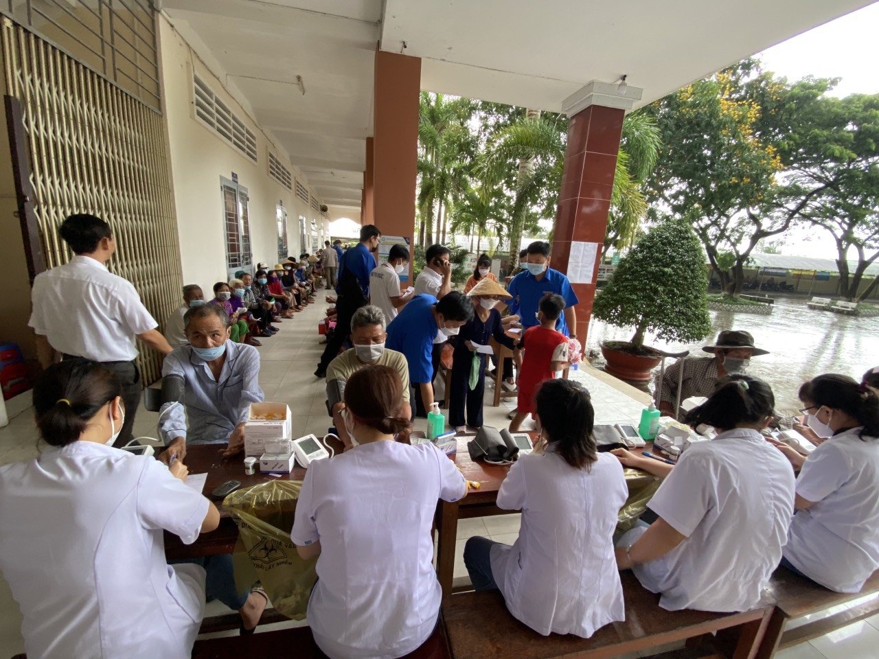 hương trình khám bệnh, cấp thuốc và tặng quà cho 1.000 bà con khó khăn đã nhận được sự hưởng ứng và tri ơn của các địa phương