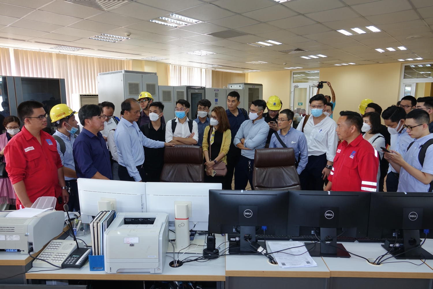 Đại biểu tham quan Phòng điều khiển trung tâm tại Nhà máy điện Nhơn Trạch 2
