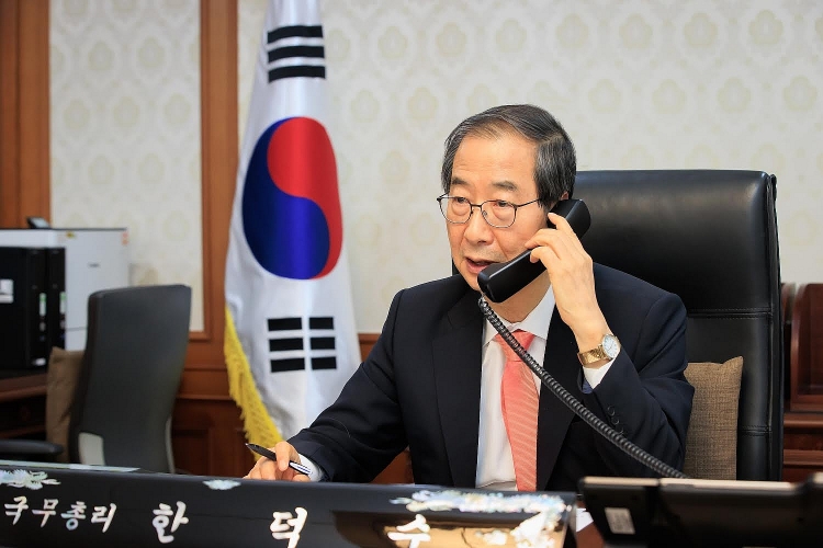 Thủ tướng Phạm Minh Chính điện đàm với Thủ tướng nội các Hàn Quốc Han Duck-soo