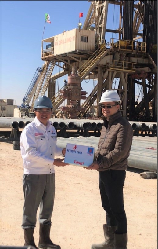 Chủ tịch HĐTV Petrovietnam Hoàng Quốc Vượng tặng quà lưu niệm cho CBCNV giàn PV DRILLING 11. Chủ tịch HĐTV Petrovietnam Hoàng Quốc Vượng tặng quà lưu niệm cho CBCNV giàn PV DRILLING 11.