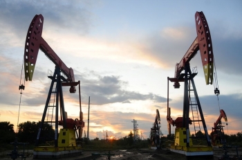 Giá dầu biến động trái chiều sau khi giảm 3%