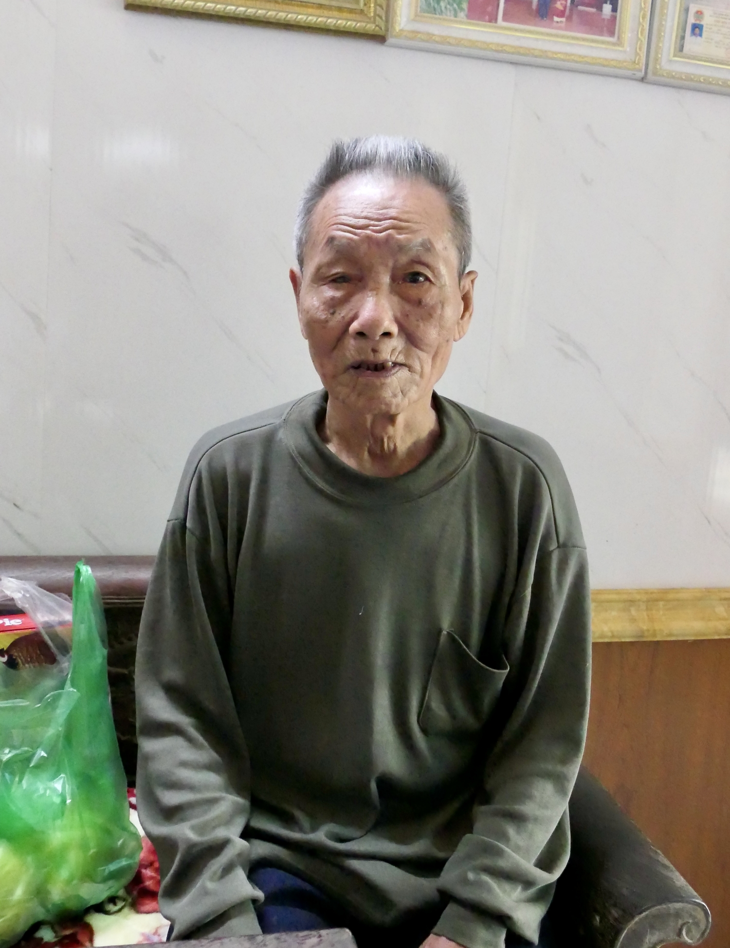 Ông Nguyễn Văn Sớm, bậc cao niên thành thạo tiếng lóng nhất làng. Ông Nguyễn Văn Sớm, bậc cao niên thành thạo tiếng lóng nhất làng.