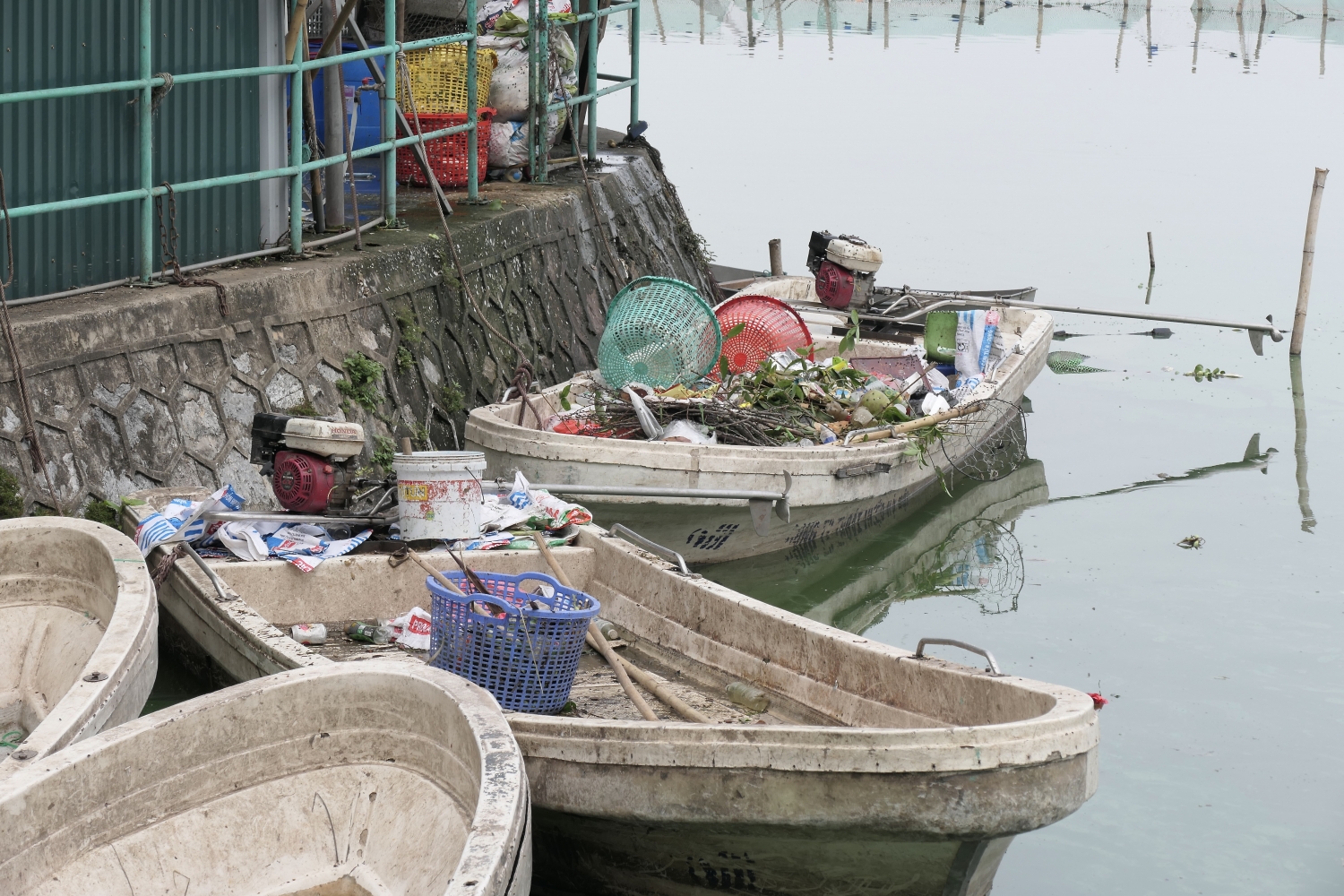 Thuyền vớt rác tại Hồ Tây.