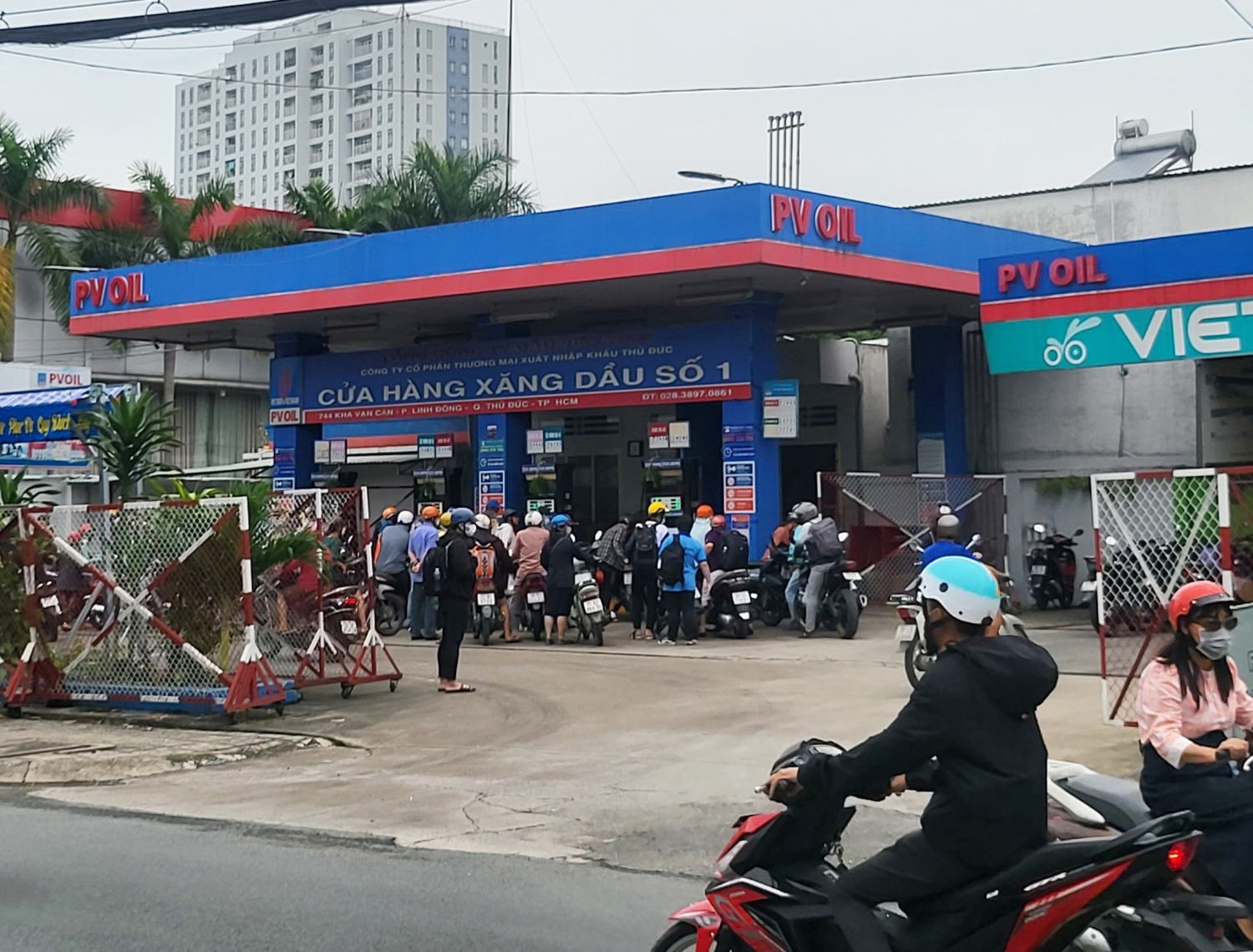 Sức ép nguồn cung tiếp tục căng thẳng trên thị trường xăng dầu