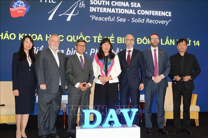 Các diễn giả, chuyên gia tham dự hội thảo.