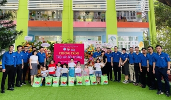 Các cơ sở Đoàn Vietsovpetro thăm và tặng quà cho các em học sinh có hoàn cảnh khó khăn