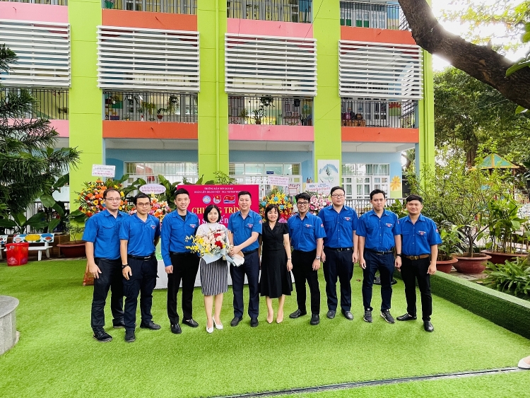 Các cơ sở Đoàn Vietsovpetro thăm và tặng quà cho các em học sinh có hoàn cảnh khó khăn