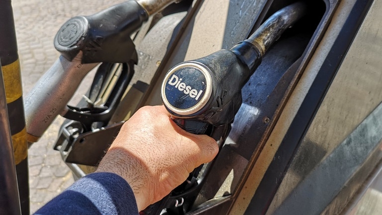Châu Âu tích trữ dầu diesel của Nga trước khi lệnh cấm vận có hiệu lực