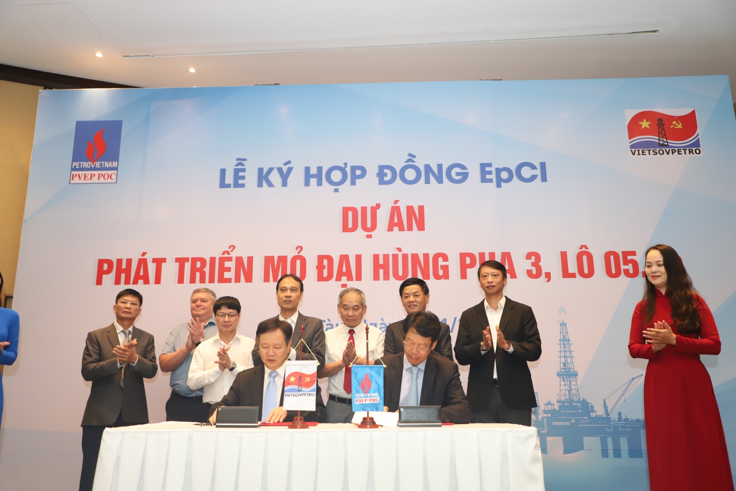 Ông Lê Đức Tuệ - Giám đốc PVEP POC và ông Vũ Mai Khanh - Thừa ủy quyền Tổng Giám đốc Vietsovpetro ký kết hợp đồng EPCI Dự án phát triển Mỏ Đại Hùng Pha 3, lô 05.1a Ông Lê Đức Tuệ - Giám đốc PVEP POC và ông Vũ Mai Khanh - Thừa ủy quyền Tổng Giám đốc Vietsovpetro ký kết hợp đồng EPCI Dự án phát triển Mỏ Đại Hùng Pha 3, lô 05.1a
