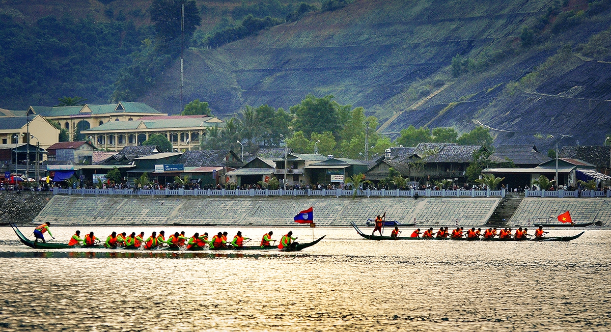 Mường Lay tổ chức Lễ hội Đua thuyền đuôi én và Giải vô địch các Câu lạc bộ Dù lượn Quốc gia Mường Lay tổ chức Lễ hội Đua thuyền đuôi én và Giải vô địch các Câu lạc bộ Dù lượn Quốc gia