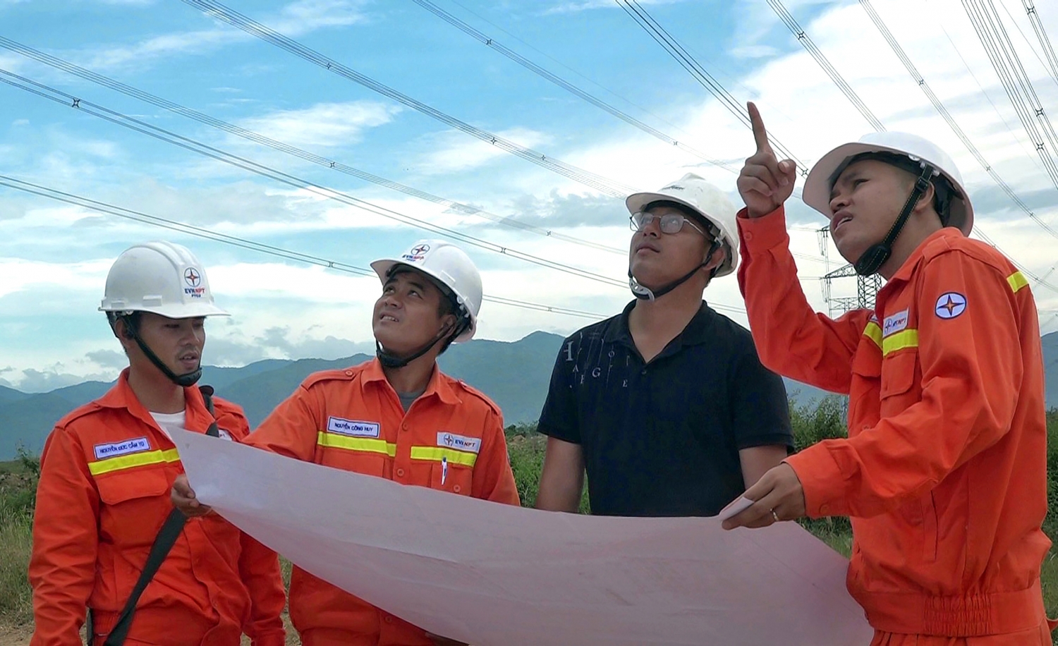 Truyền tải điện Bình Thuận hoàn thành di dời thêm 3 điểm giao chéo lưới điện 500kV với dự án đường cao tốc Bắc - Nam