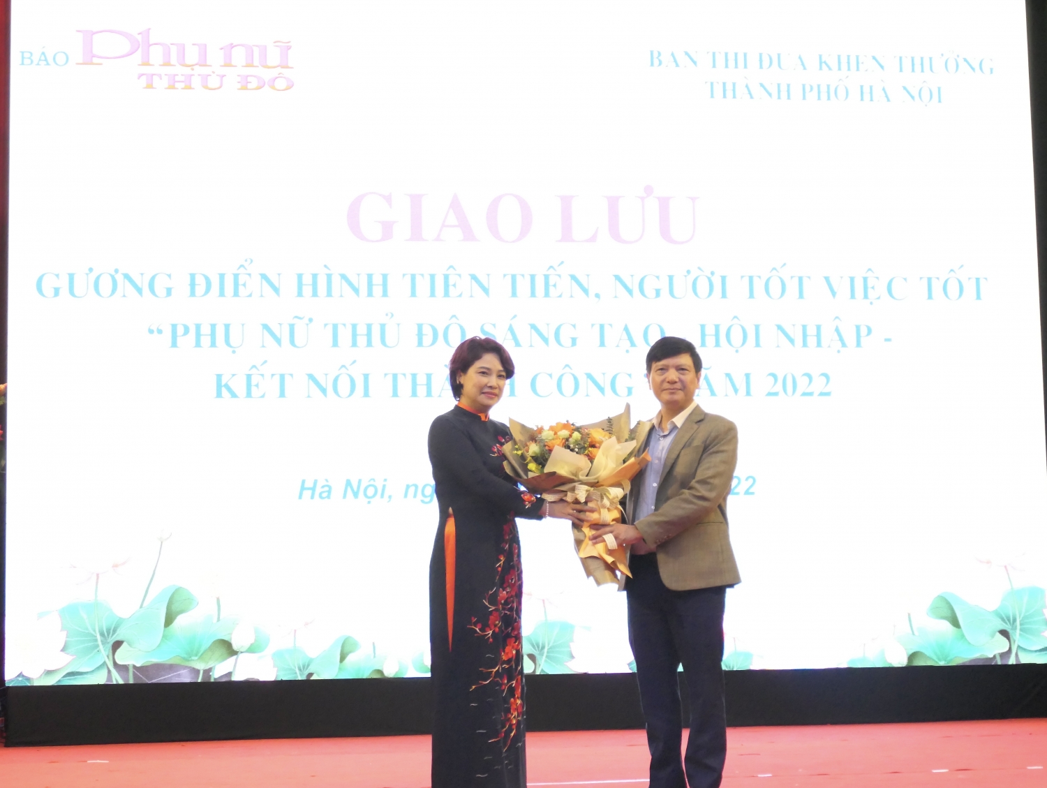 Ban tổ chức tặng hoa tri ân nhà tài trợ Tập đoàn Dầu khí Việt Nam (Petrovietnam).