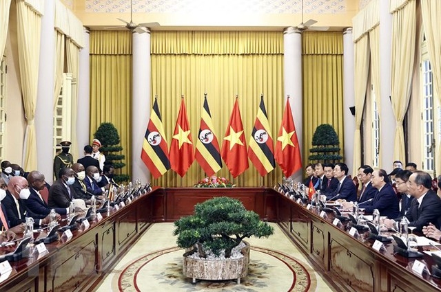 Sau lễ đón chính thức được tổ chức trọng thể tại Phủ Chủ tịch, Chủ tịch nước Nguyễn Xuân Phúc hội đàm với Tổng thống Uganda - Ảnh: TTXVN