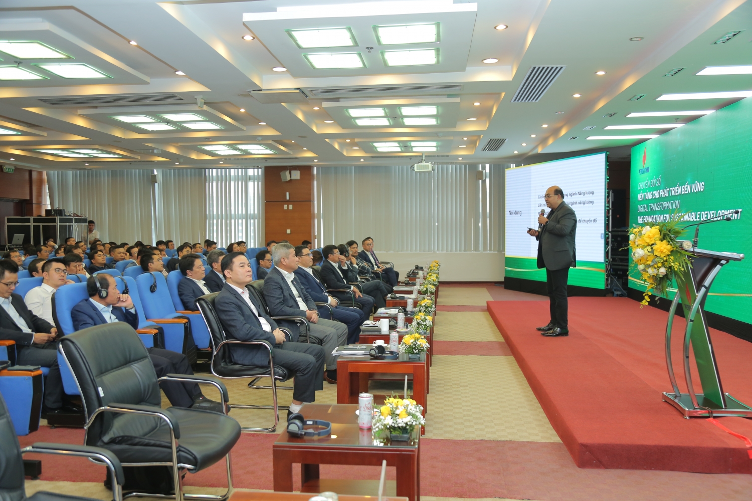 Ông Manish PraKash, Giám đốc khối khách hàng Chính phủ và Doanh nghiệp nhà nước Microsoft Châu Á- Thái Bình Dương trình bày tham luận tại Hội thảo Ông Manish PraKash, Giám đốc khối khách hàng Chính phủ và Doanh nghiệp nhà nước Microsoft Châu Á- Thái Bình Dương trình bày tham luận tại Hội thảo