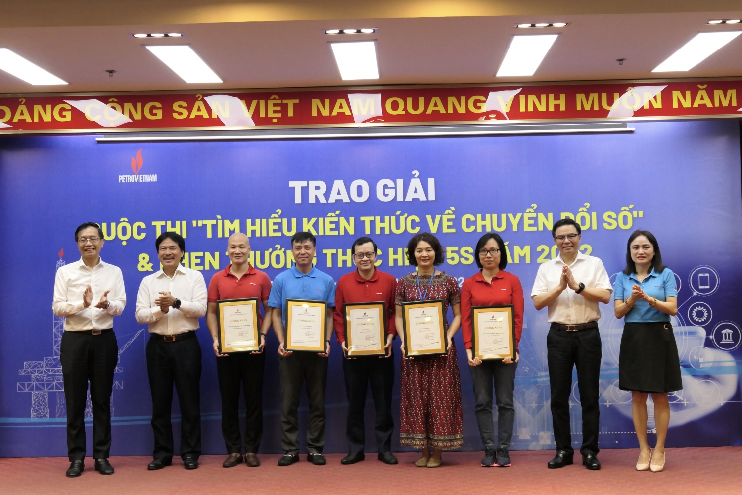 Lãnh đạo Tập đoàn trao giấy chứng nhận cho 5 tập thể thực hiện tốt 5S tại Cơ quan Tập đoàn. Lãnh đạo Tập đoàn trao giấy chứng nhận cho 5 tập thể thực hiện tốt 5S tại Cơ quan Tập đoàn.
