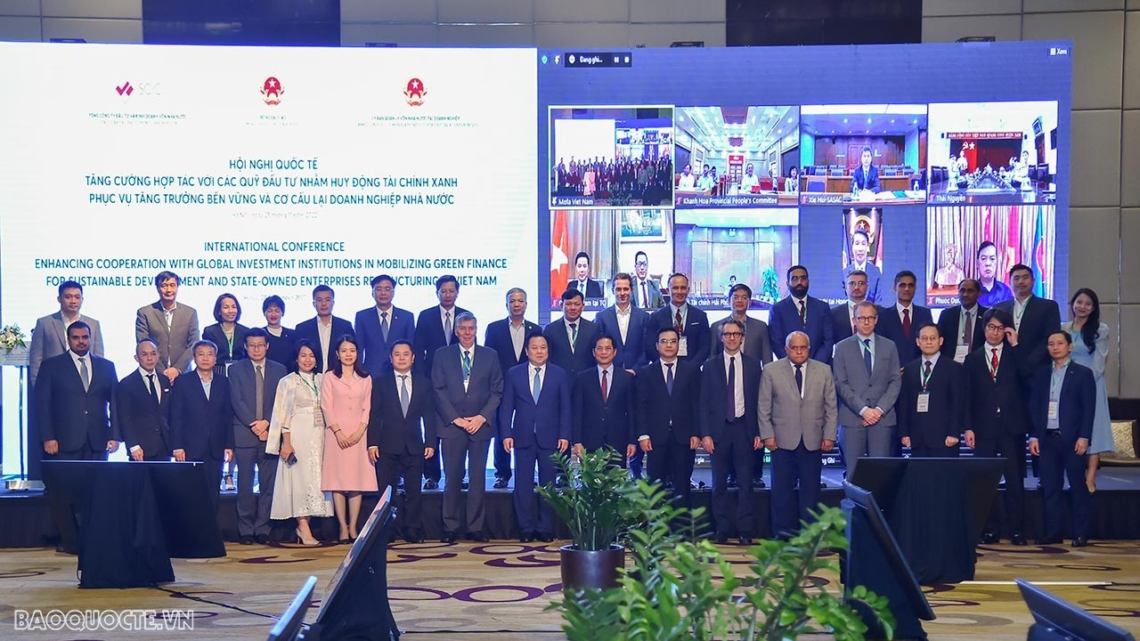 Các đại biểu dự Hội nghị quốc tế 'Tăng cường hợp tác với các Quỹ Đầu tư nhằm huy động tài chính xanh phục vụ tăng trưởng bền vững và cơ cấu lại doanh nghiệp nhà nước' chụp ảnh lưu niệm. (Ảnh: Tuấn Anh)