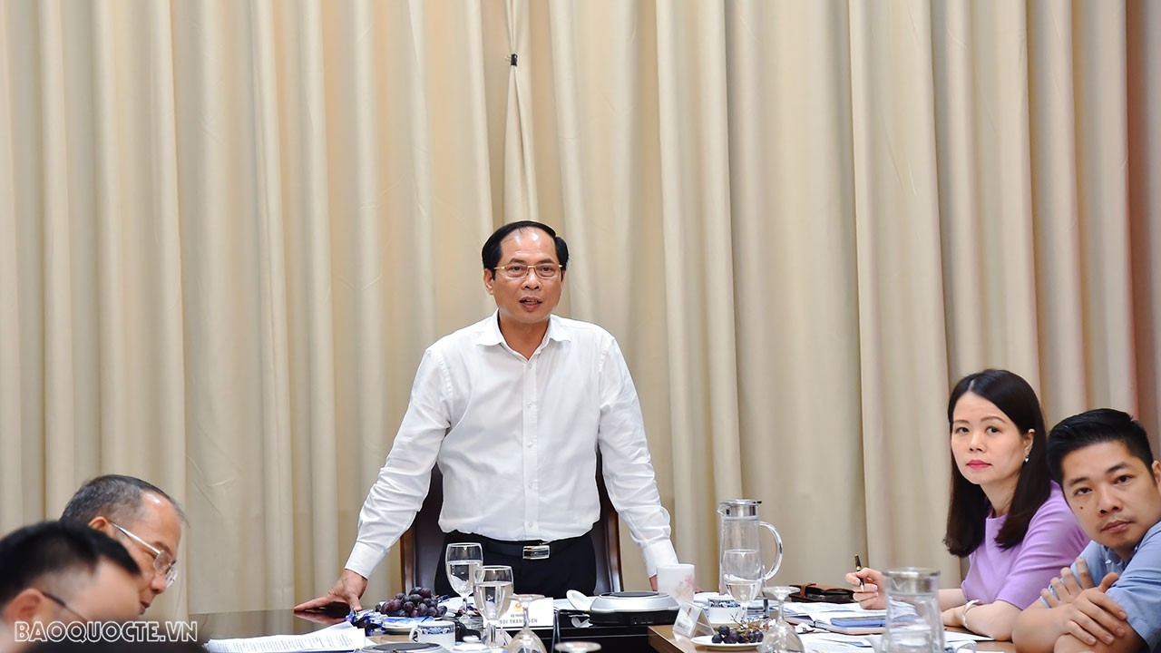 Bộ trưởng Ngoại giao Bùi Thanh Sơn chủ trì và phát biểu ý kiến chỉ đạo Hội nghị, khẳng định công tác ngoại giao kinh tế đã trở thành nhiệm vụ trung tâm, xuyên suốt của các Cơ quan đại diện Việt Nam ở nước ngoài... (Ảnh: Tuấn Anh)