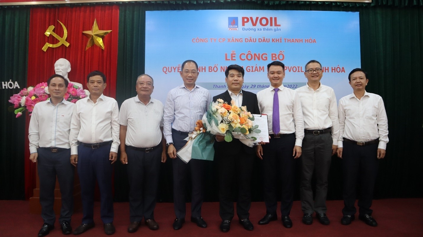 Ông Cao Hoài Dương – Bí thư Đảng ủy, Chủ tịch HĐQT PVOIL và các lãnh đạo Tổng Công Ty, PVOIL Thanh Hóa trao Quyết định và tặng hoa chúc mừng ông Lê Bá Hòa – Giám đốc PVOIL Thanh Hóa