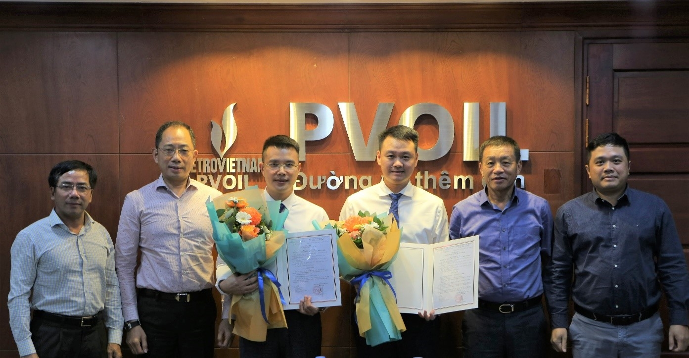 Ông Cao Hoài Dương – Bí thư Đảng ủy, Chủ tịch HĐQT PVOIL và các lãnh đạo Tổng Công ty trao Quyết định và tặng hoa chúc mừng ông Cao Trọng Tuấn – Chủ tịch HĐTV PVOIL Trans và ông Lê Trung Hưng – Giám đốc PVOIL Trans