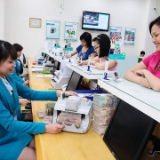 Vì sao các ngân hàng giảm lãi suất cho vay sẽ có lợi thế hơn?