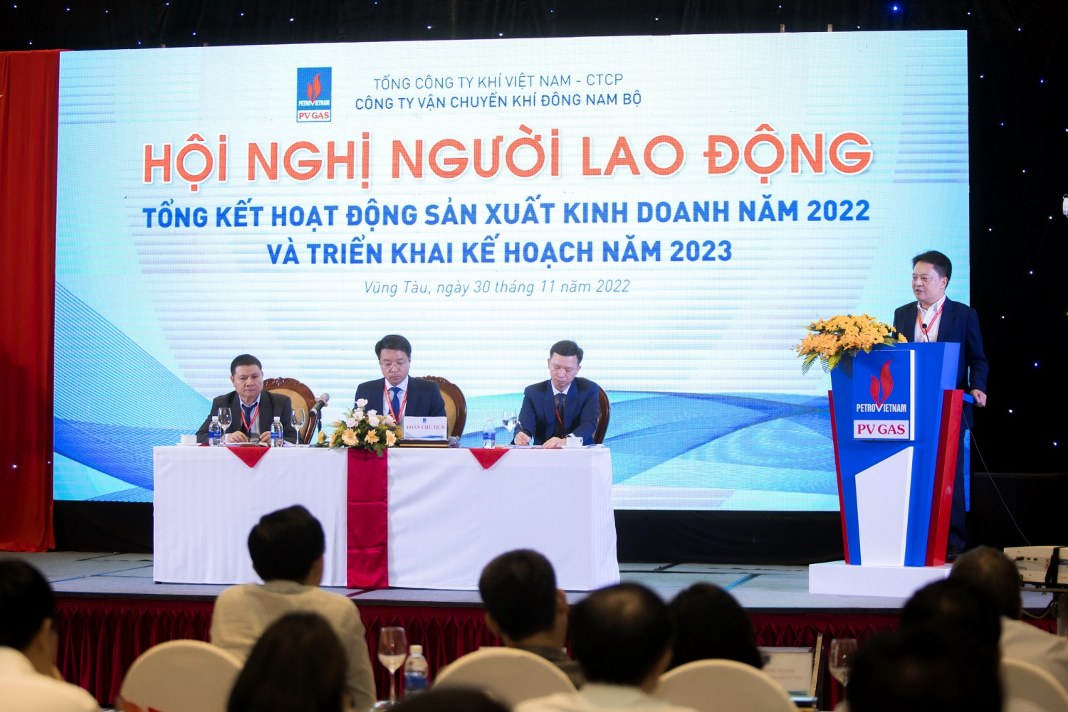 Tổng Giám đốc PV GAS Hoàng Văn Quang phát biểu chúc mừng tập thể NLĐ KĐN  