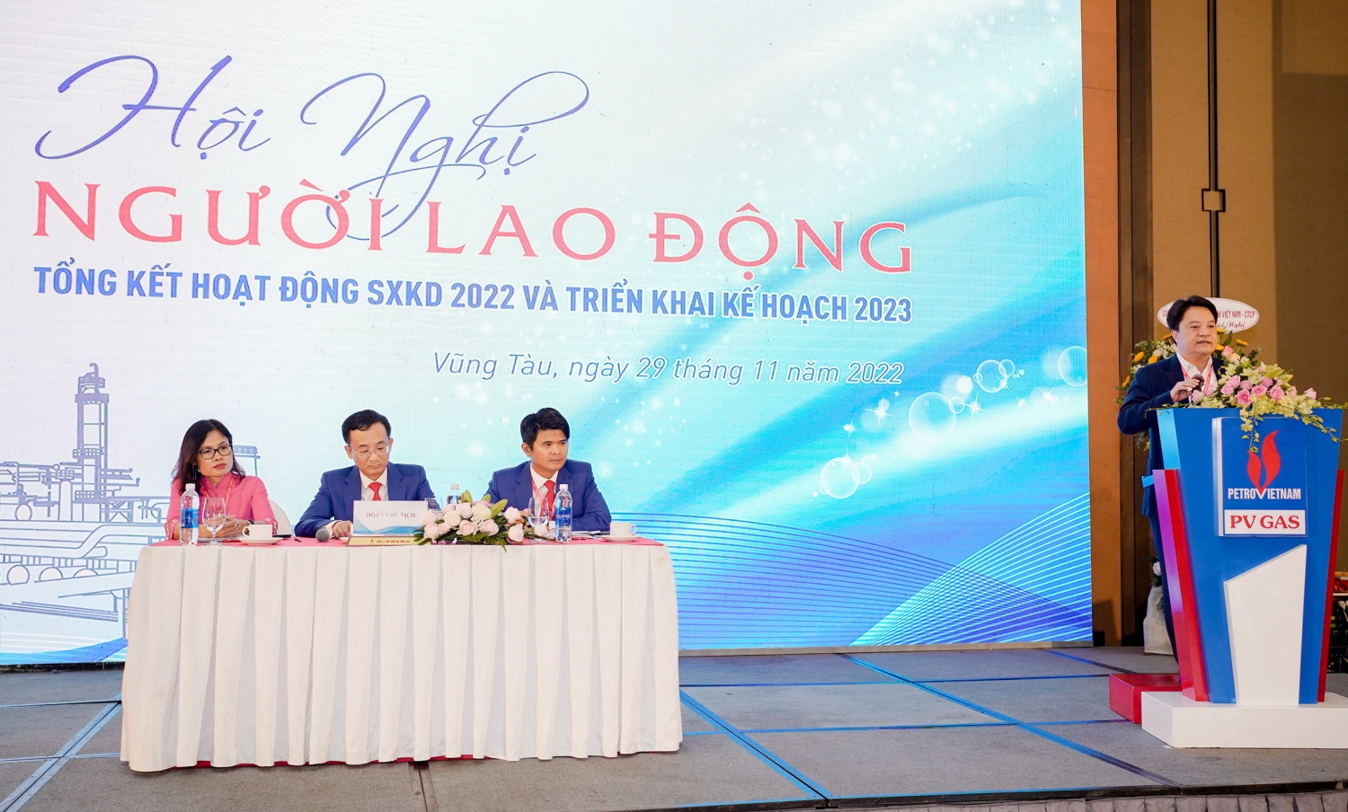 Tổng Giám đốc PV GAS Hoàng Văn Quang chúc mừng và kêu gọi tập thể KVT phát huy tinh thần đoàn kết, sáng tạo, nỗ lực để sẵn tiếp tục hoàn thành nhiệm vụ